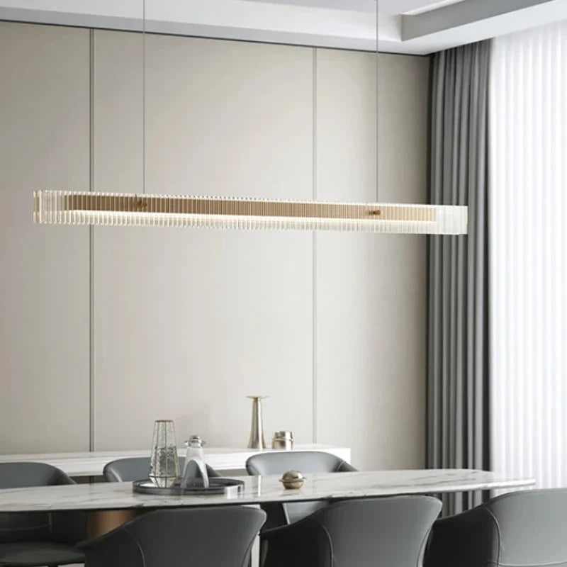 Lustre en verre contemporain lumineux.