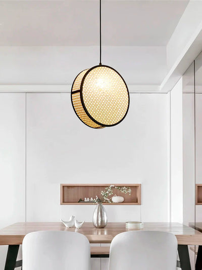 Kreativ flettet rattanlampe til elegant boligindretning
