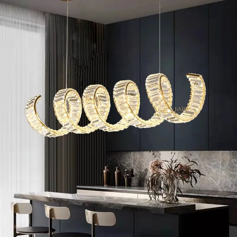 Lustre led spirale dorée au design moderne