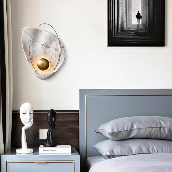 Applique Murale Élégante Illumination Dorée Minimaliste. Chambre