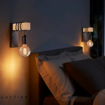 Industriële houten wandlamp