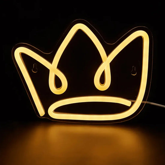 Lampe de chevet LED USB Néon Couronne Ajoutez une touche de modernité et de royauté à votre chambre avec la Lampe de chevet LED USB Néon Couronne. Conçue pour allier esthétique et fonctionnalité, cette lampe innovante est idéale pour créer une ambiance chic et lumineuse dans votre espace de vie.  Une Lampe de Nuit au Design Royal La Lampe de chevet LED USB Néon Couronne se distingue par son design élégant en forme de couronne. Elle apporte une touche royale et sophistiquée à n'importe quelle pièce, tout en