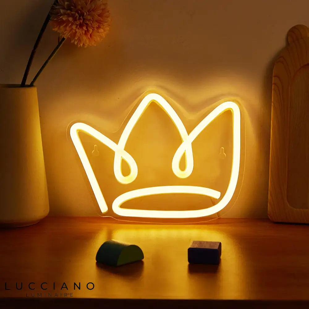 Lampe de chevet LED USB Néon Couronne Ajoutez une touche de modernité et de royauté à votre chambre avec la Lampe de chevet LED USB Néon Couronne. Conçue pour allier esthétique et fonctionnalité, cette lampe innovante est idéale pour créer une ambiance chic et lumineuse dans votre espace de vie.  Une Lampe de Nuit au Design Royal La Lampe de chevet LED USB Néon Couronne se distingue par son design élégant en forme de couronne. Elle apporte une touche royale et sophistiquée à n'importe quelle pièce, tout en
