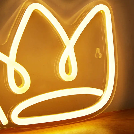 Lampe de chevet LED USB Néon Couronne Ajoutez une touche de modernité et de royauté à votre chambre avec la Lampe de chevet LED USB Néon Couronne. Conçue pour allier esthétique et fonctionnalité, cette lampe innovante est idéale pour créer une ambiance chic et lumineuse dans votre espace de vie.  Une Lampe de Nuit au Design Royal La Lampe de chevet LED USB Néon Couronne se distingue par son design élégant en forme de couronne. Elle apporte une touche royale et sophistiquée à n'importe quelle pièce, tout en
