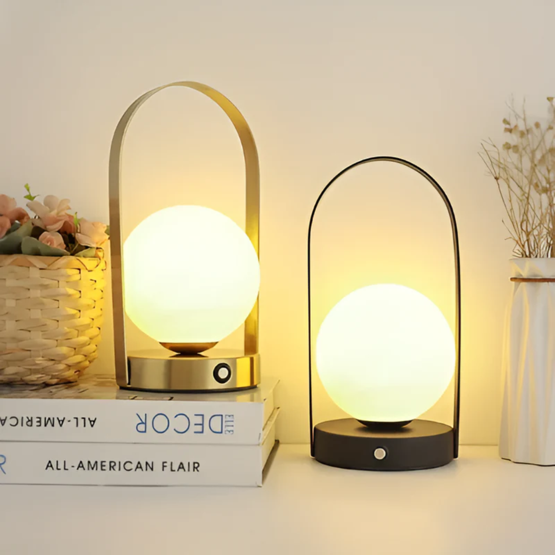 Lampe de table globe en métal et verre avec LED rechargeable