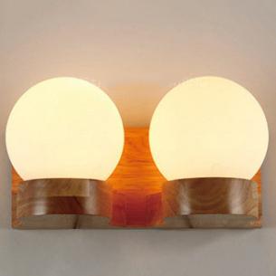 Applique murale nordique en verre et bois en forme de globe.