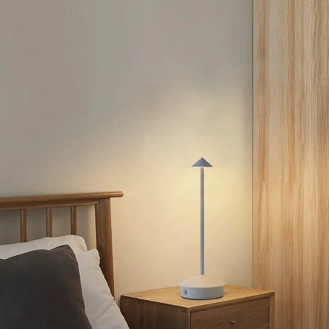 Lampe de table LED rechargeable moderne en aluminium avec cône lumineux