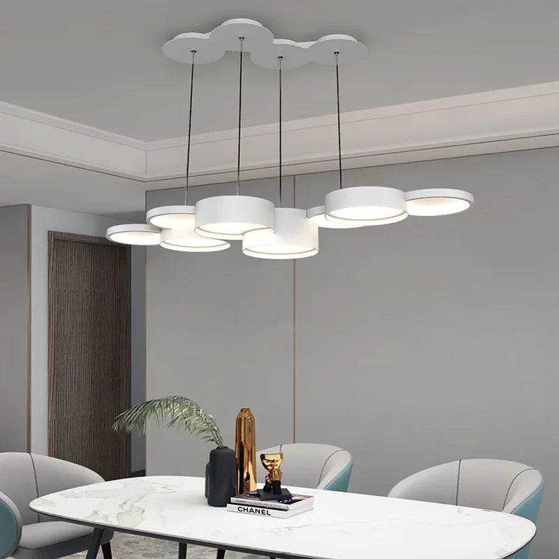 Lustre moderne illuminant avec sophistication.