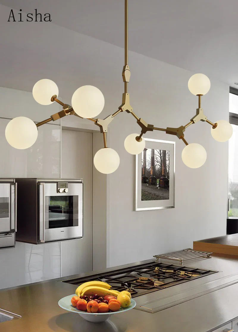 Lustre moderne illumine espace scandinave.