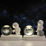 Lampe de chevet Astronaute Boule de Cristal