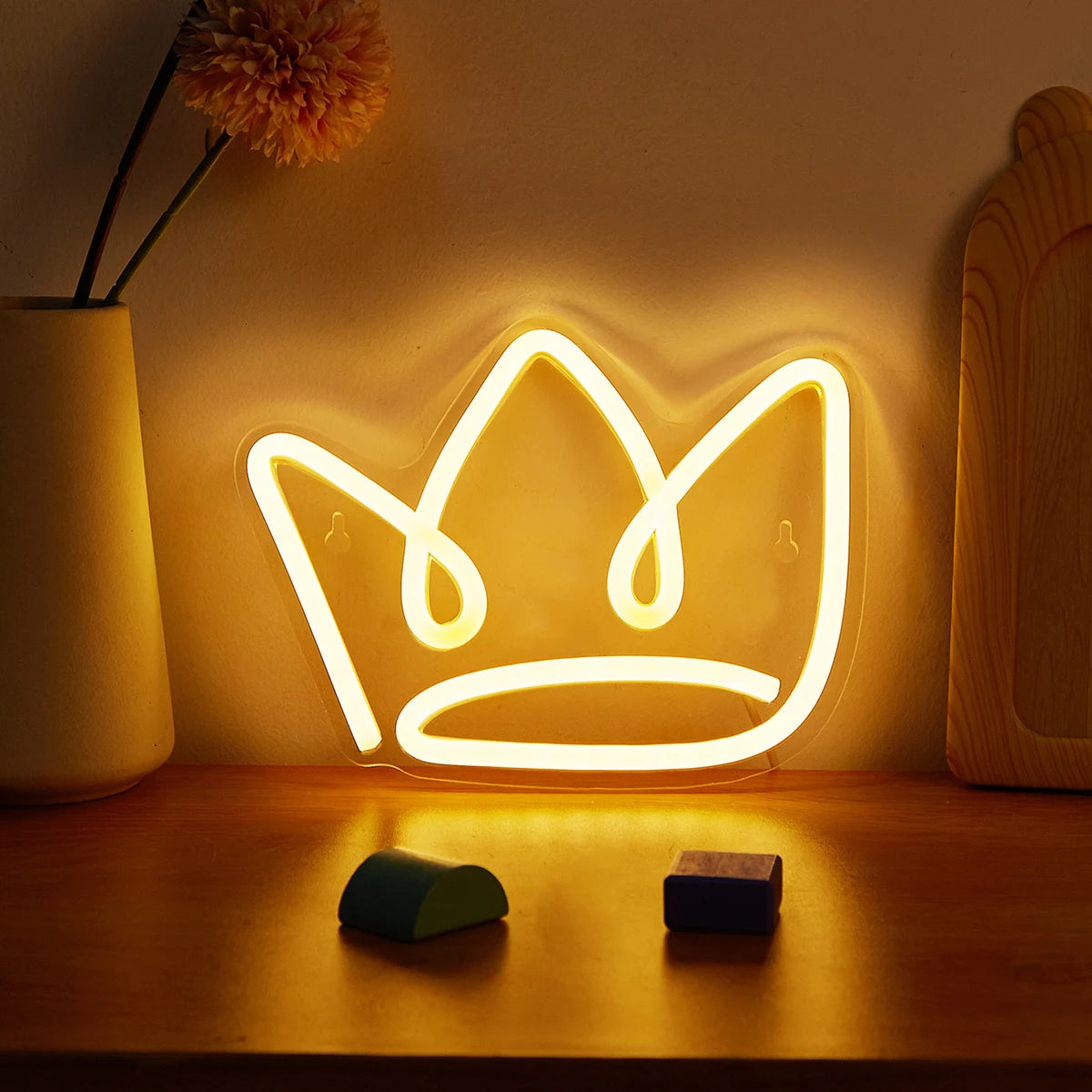 Lampe de chevet LED USB Néon Couronne Ajoutez une touche de modernité et de royauté à votre chambre avec la Lampe de chevet LED USB Néon Couronne. Conçue pour allier esthétique et fonctionnalité, cette lampe innovante est idéale pour créer une ambiance chic et lumineuse dans votre espace de vie.  Une Lampe de Nuit au Design Royal La Lampe de chevet LED USB Néon Couronne se distingue par son design élégant en forme de couronne. Elle apporte une touche royale et sophistiquée à n'importe quelle pièce, tout en 