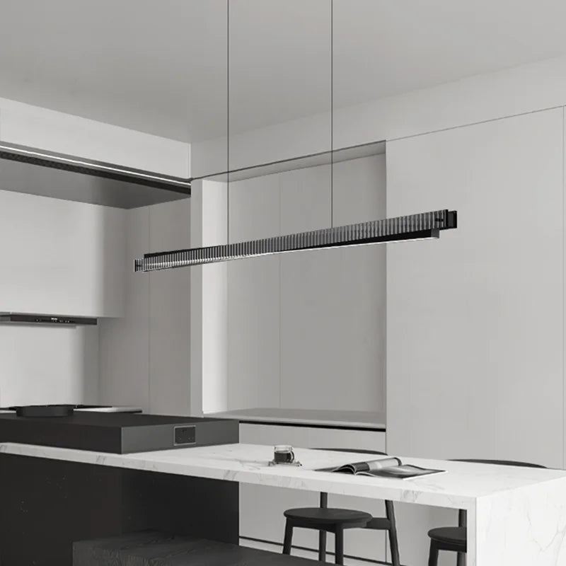 Lustre design en aluminium et en verre en forme de barre