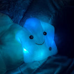 Oreiller en peluche lumineux et coloré en forme d’étoile
